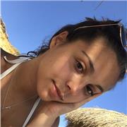 Profesora de cualquier tipo de materia con ganas de que los niños aprendan y no se les haga duro